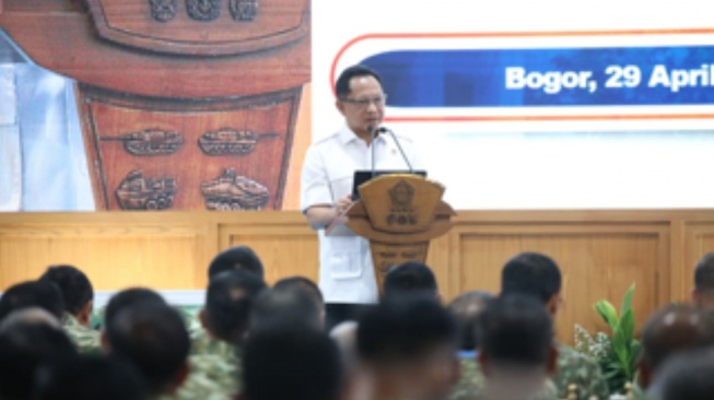 Mendagri menyampaikan pengarahan dalam Apel Komandan Satuan TNI Tahun 2026 di Universitas Pertahanan, Sentul, Bogor, Jawa Barat, Rabu (29/4/2026). (Dok: Kemendagri)