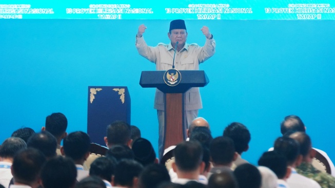 Presiden Prabowo Subianto memberikan sambutan pada acara groundbreaking 13 proyek hilirisasi tahap II yang dipusatkan di Kilang Pertamina RU IV CIlacap, Jawa Tengah, Rabu (29/4/2026). [ANTARA FOTO/Idhad Zakaria/YU]