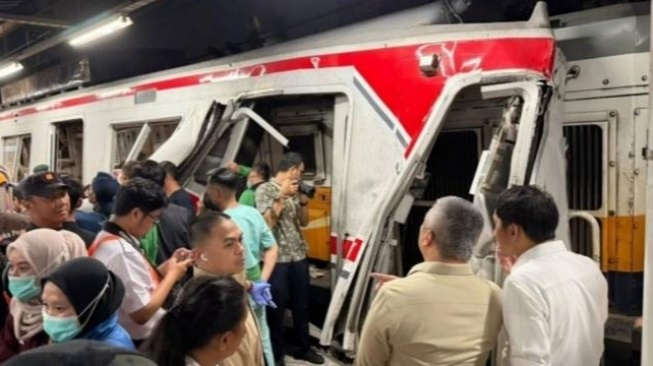 Evakuasi korban kecelakaan kereta api Argo Bromo Anggrek dan KRL di Stasiun Bekasi Timur April 2026. (Dok. Instagram/@kemenhub151)