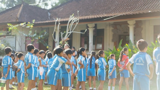 Di Balik Sekolah Gratis: Ada 'Hidden Cost' yang Luput dari Jangkauan Hukum