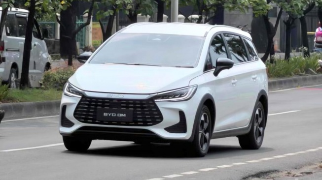 BYD M6 PHEV Tertangkap Kamera di Jakarta Menjadi Sinyal Ancaman Baru Segmen MPV