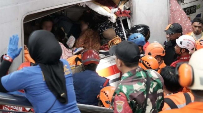 Tragedi Bekasi: Saat Nyawa Penumpang Kereta Dipertaruhkan di Atas Rel