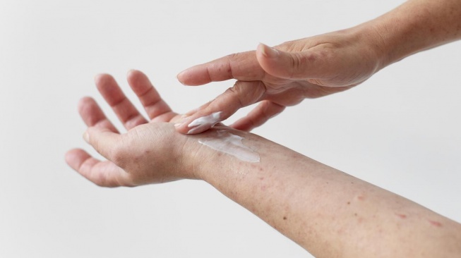 Ilustrasi pakai sunscreen di tangan (Freepik/freepik)