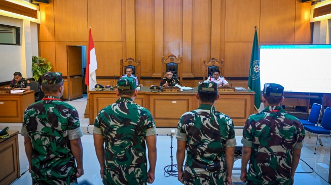 Hakim Ketua Kolonel Chk Fredy Ferdian Isnartanto (kedua kanan) memimpin sidang perdana kasus penyiraman air keras kepada aktivis KontraS Andrie Yunus dengan terdakwa Lettu Sami Lakka, Kapten Nandala Dwi Prasetya, Lettu Budhi Hariyanto Cahyono, dan Serda Edi Sudarko di Pengadilan Militer II-08, Jakarta, Rabu (29/4/2026). [ANTARA FOTO/Fauzan/tom]