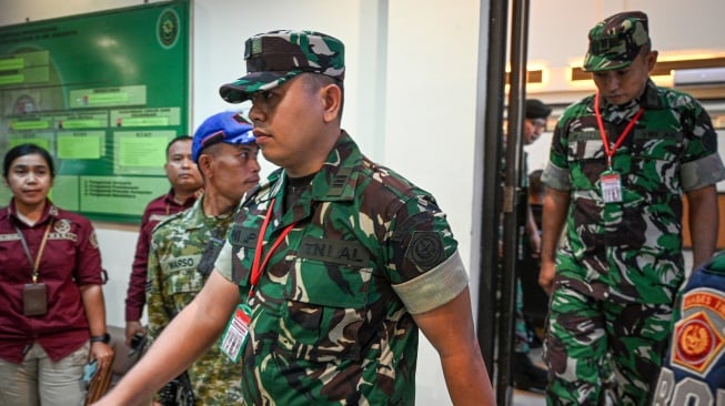 Terdakwa kasus penyiraman air keras kepada aktivis KontraS Andrie Yunus, Kapten Nandala Dwi Prasetya (kedua kanan) dan Lettu Sami Lakka (kanan) berjalan keluar usai menjalani sidang pembacaan dakwaan di Pengadilan Militer II-08, Jakarta, Rabu (29/4/2026). [ANTARA FOTO/Fauzan/tom]