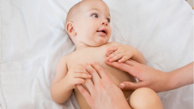 Kontroversi 'Totok Sirih' di Palembang, Ini Tahapan Pijat Bayi yang Benar Menurut IDAI