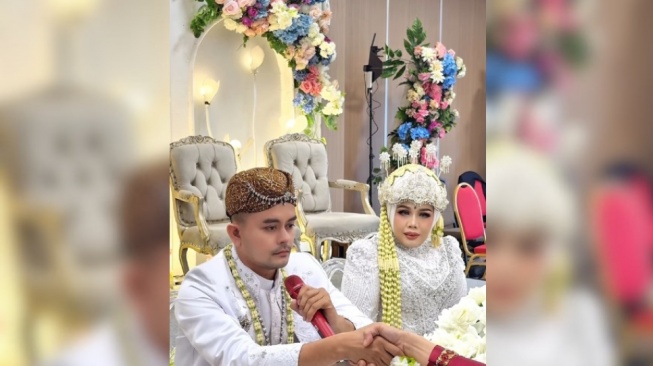 Kenapa Elly Sugigi Gemar Sekali Bikin Pernikahan Gimik?