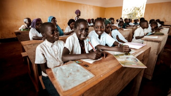 Bertahan di Tengah Keterbatasan: Strategi Sunyi Anak Pejuang Pendidikan