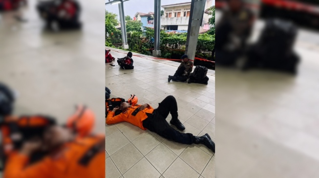 Potret Haru Pejuang Kemanusiaan, Petugas Evakuasi Korban Kecelakaan KRL Terkapar di Lantai