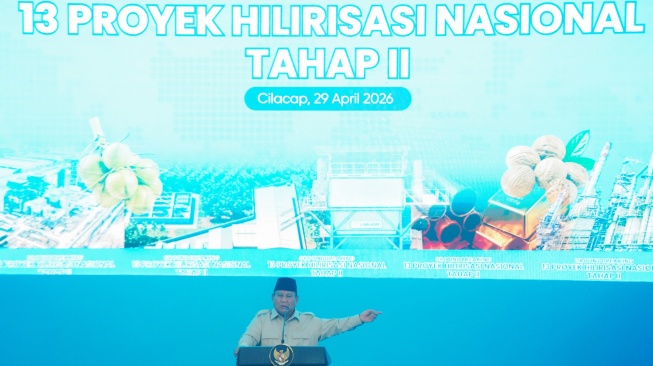 Presiden Prabowo Subianto memberikan sambutan pada acara groundbreaking 13 proyek hilirisasi tahap II yang dipusatkan di Kilang Pertamina RU IV CIlacap, Jawa Tengah, Rabu (29/4/2026). [ANTARA FOTO/Idhad Zakaria/YU]
