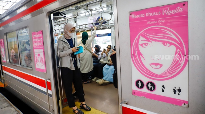 Penumpang menaiki kereta Commuterline di Stasiun Manggarai, Jakarta, Kamis (30/4/2026). [Suara.com/Alfian Winanto]