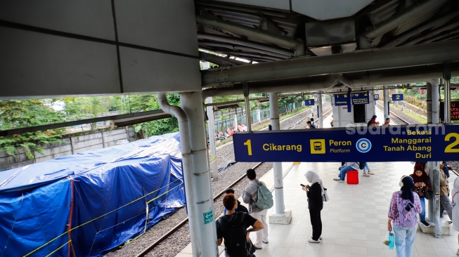Penumpang beraktivitas di Stasiun Bekasi Timur, Bekasi, Jawa Barat, Kamis (30/4/2026). [Suara.com/Alfian Winanto]
