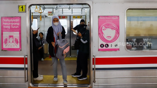 Penumpang menaiki kereta Commuterline di Stasiun Manggarai, Jakarta, Kamis (30/4/2026). [Suara.com/Alfian Winanto]