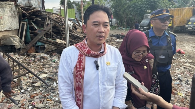 Bakar Sampah hingga Truk Besar Ganggu Warga, Kevin Wu PSI Sidak Pabrik Makanan di Kedoya