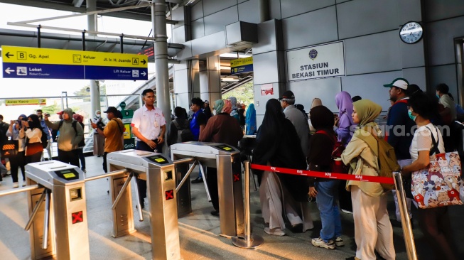 Penumpang beraktivitas di Stasiun Bekasi Timur, Bekasi, Jawa Barat, Kamis (30/4/2026). [Suara.com/Alfian Winanto]
