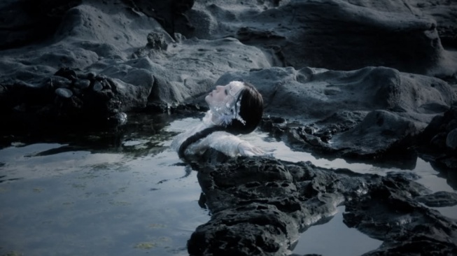 Rayakan 10 Tahun Solo, Tiffany Young Rilis Lagu Baru Summer's Not Over