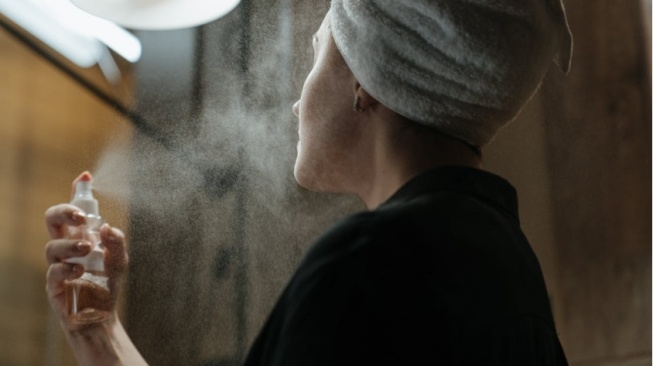 Bye-Bye Wajah Mengkilap! Ini 5 Setting Spray Terbaik agar Makeup Awet Seharian