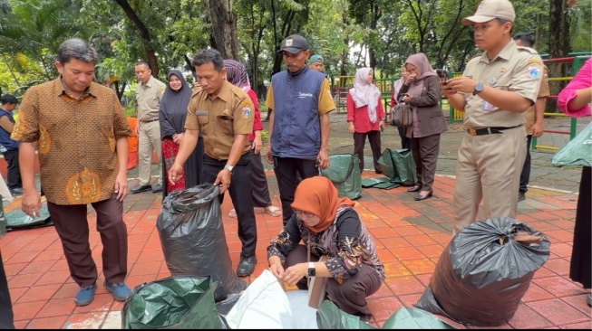 Kurangi Sampah Jakarta, Warga Belajar Cara Pengolahan Limbah Jadi Sumber Penghasilan