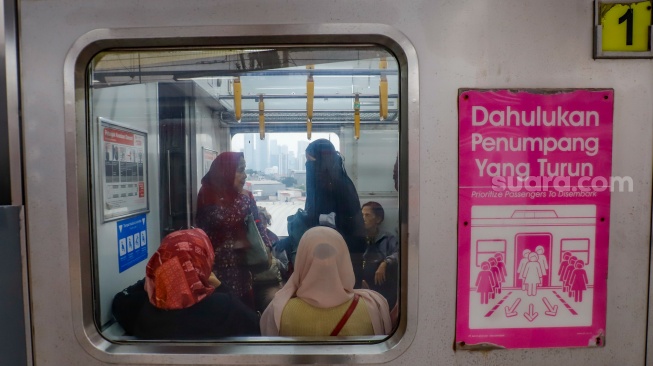 Penumpang menaiki kereta Commuterline di Stasiun Manggarai, Jakarta, Kamis (30/4/2026). [Suara.com/Alfian Winanto]