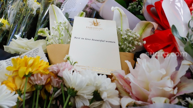 Karangan bunga yang diletakkan di salah satu sudut Stasiun Bekasi Timur, Bekasi, Jawa Barat, Kamis (30/4/2026). [Suara.com/Alfian Winanto]
