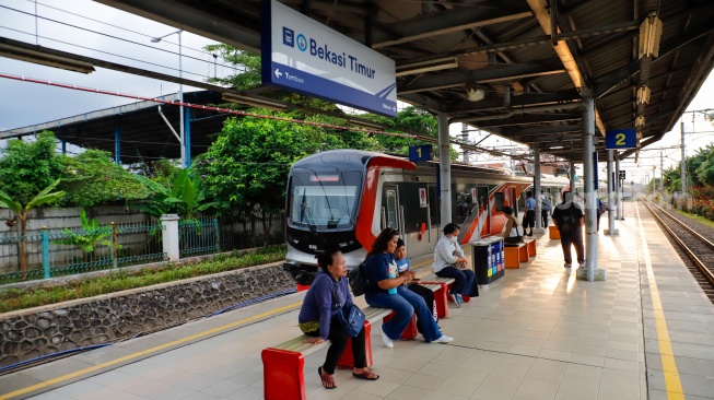 Penumpang beraktivitas di Stasiun Bekasi Timur, Bekasi, Jawa Barat, Kamis (30/4/2026). [Suara.com/Alfian Winanto]
