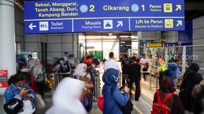 Penumpang beraktivitas di Stasiun Bekasi Timur, Bekasi, Jawa Barat, Kamis (30/4/2026). [Suara.com/Alfian Winanto]

