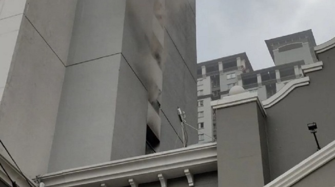 Asap Pekat Kepung Apartemen Mediterania Tanjung Duren, Petugas Damkar Berjibaku Evakuasi Penghuni