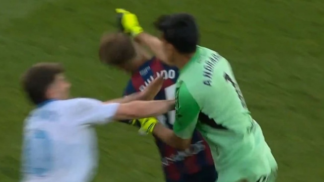 Pukul Lawan, Kiper Real Zaragoza Esteban Andrada Dihukum 13 Laga