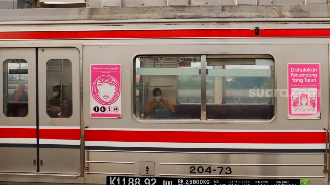 Penumpang menaiki kereta Commuterline di Stasiun Manggarai, Jakarta, Kamis (30/4/2026). [Suara.com/Alfian Winanto]