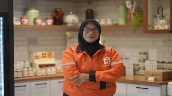 Kisah Solati: Bekerja, Kuliah, dan Mengabdi di Tengah Kesibukan Sehari-hari