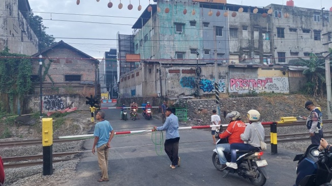 Palang Darurat Sudah Dipasang, KAI Ancam Tutup Perlintasan Bekasi Timur Jika Tak Dijaga