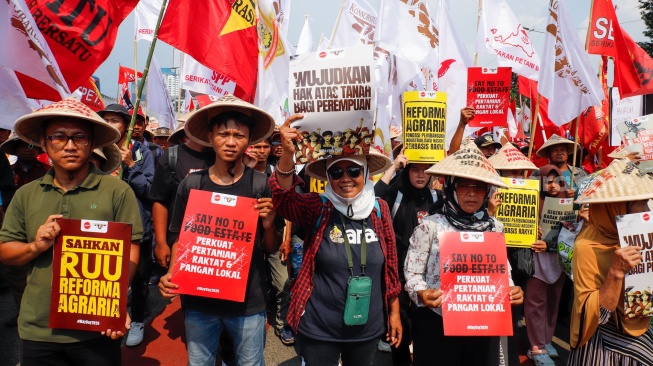 Massa dari berbagai elemen masyarakat dan buruh membawa poster pada aksi memperingati Hari Buruh Internasional atau May Day 2026 di depan gedung DPR RI, Jakarta, Jumat (1/5/2026). [Suara.com/Alfian Winanto]
