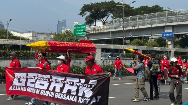 Peringati May Day: Massa Buruh Seragam Merah Gotong 'Rudal' Raksasa ke Gerbang DPR!