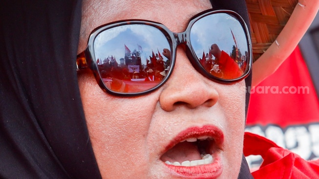 Massa dari berbagai elemen masyarakat dan buruh saat mengikuti aksi memperingati Hari Buruh Internasional atau May Day 2026 di depan gedung DPR RI, Jakarta, Jumat (1/5/2026). [Suara.com/Alfian Winanto]