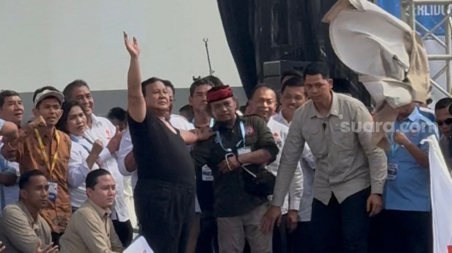 Momen Tak Terduga di May Day 2026: Usai Pidato, Prabowo Lepas Baju dan Lempar ke Buruh