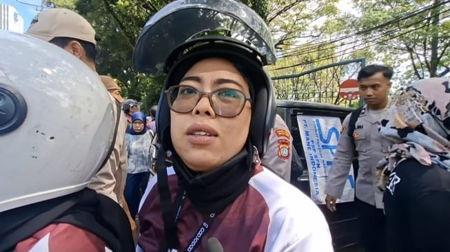 15 Tahun Jadi Buruh Pabrik Sandal, Maya Menangis di May Day: Sakit Bayar Sendiri, Tak Ada BPJS
