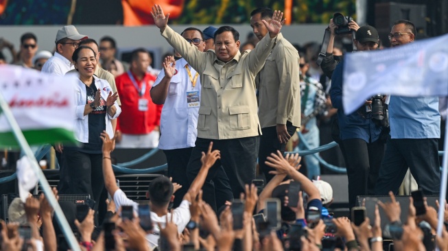 Presiden Prabowo Subianto (tengah) menyapa massa buruh dalam peringatan Hari Buruh Internasional atau May Day 2026 di kawasan Monumen Nasional (Monas), Jakarta, Jumat (1/5/2026). [ANTARA FOTO/Bayu Pratama S/app/nz]