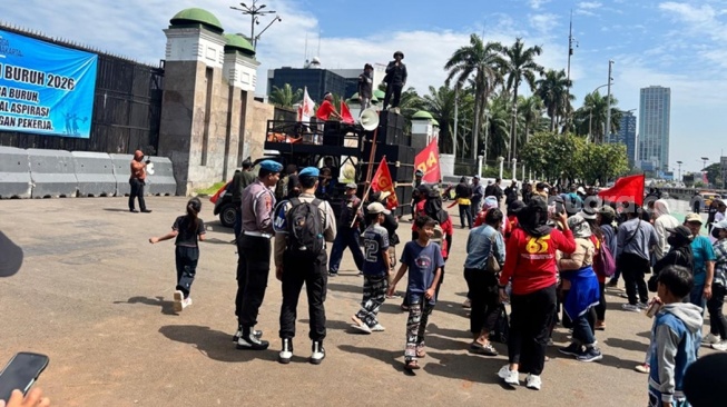 May Day 2026 di DPR: Massa Diwarnai Ibu-Ibu Bawa Anak, Ikut Suarakan Nasib Lahan Tergusur