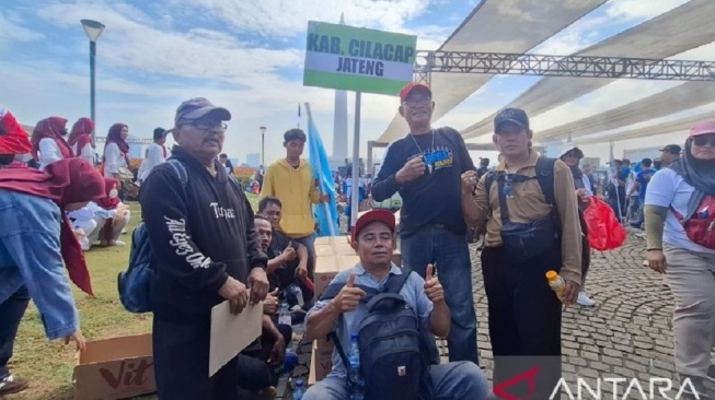 Pecah Telur ke Jakarta di Usia 60 Tahun, Buruh Cilacap Ini Rela Antre Sembako di Tengah Aksi May Day