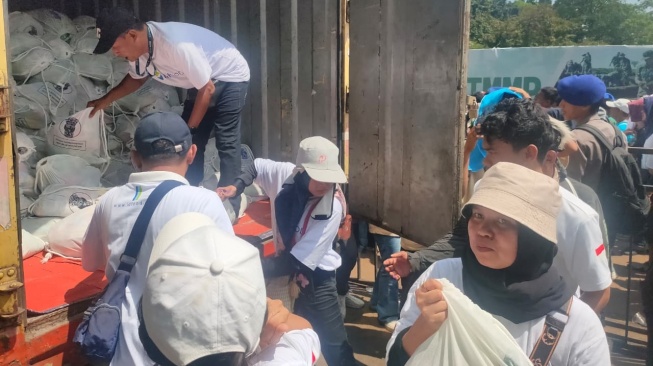 Aksi May Day di Monas 'Banjir' Sembako dari Istana