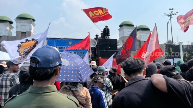 LIVE REPORT: Aksi Demo Hari Buruh di Gedung DPR RI