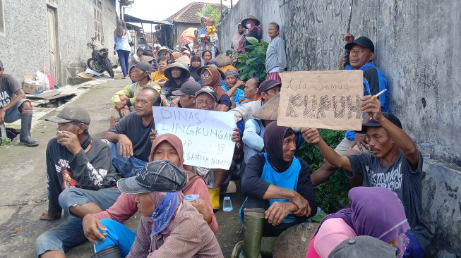 Aksi puluhan pemulung di TPA Putri Cempo Solo. (Suara.com/Ari Welianto) 