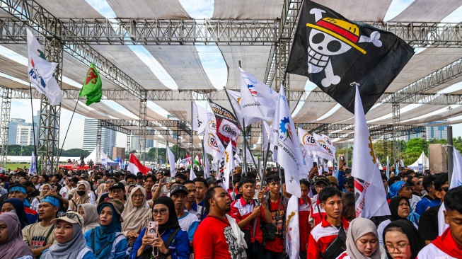 Massa buruh mengikuti peringatan Hari Buruh Internasional atau May Day 2026 di kawasan Monumen Nasional (Monas), Jakarta, Jumat (1/5/2026). [ANTARA FOTO/Galih Pradipta/nz]