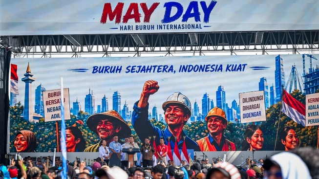 Presiden Prabowo Subianto (ketiga kanan) didampingi Presiden KSBSI Elly Rosita Silaban (kiri), Ketua Umum KSPSI sekaligus Menteri Lingkungan Hidup Mohammad Jumhur Hidayat (kedua kiri), Presiden KSPSI AGN Andi Gani Nena Wea (ketiga kiri), Presiden KSPI Said Iqbal (kedua kanan) dan Ketua Umum KPBI Ilhamsyah (kanan) memberikan sambutan dalam peringatan Hari Buruh Internasional atau May Day 2026 di kawasan Monumen Nasional (Monas), Jakarta, Jumat (1/5/2026). [ANTARA FOTO/Bayu Pratama S/app/nz]