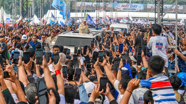 Presiden Prabowo Subianto (tengah) tiba di kawasan Monumen Nasional (Monas) untuk mengikuti peringatan Hari Buruh Internasional atau May Day 2026 di Jakarta, Jumat (1/5/2026). [ANTARA FOTO/Galih Pradipta/nz]