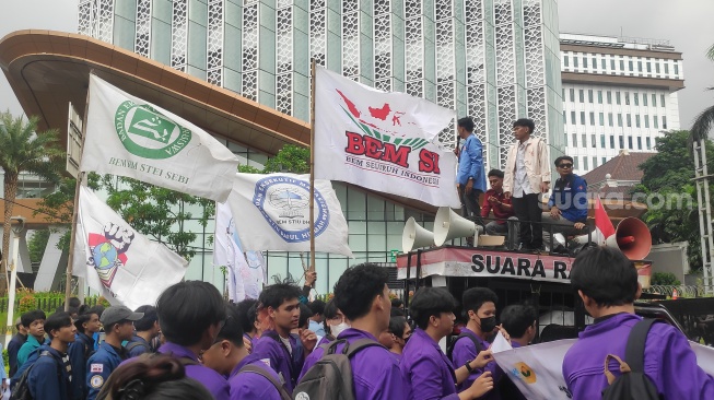 Momentum Hardiknas, BEM SI Gelar Demo di Patung Kuda Kritisi Soal Pendidikan