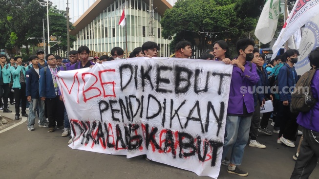 Sejumlah mahasiswa yang tergabung dalam Badan Eksekutif Mahasiswa Seluruh Indonesia (BEM SI) melakukan aksi unjuk rasa dalam momentum Hari Pendidikan Nasional (Hardiknas) di Kawasan Patung Kuda, Jakarta Pusat, Sabtu (2/5/2026). (Suara.com/Bagaskara)