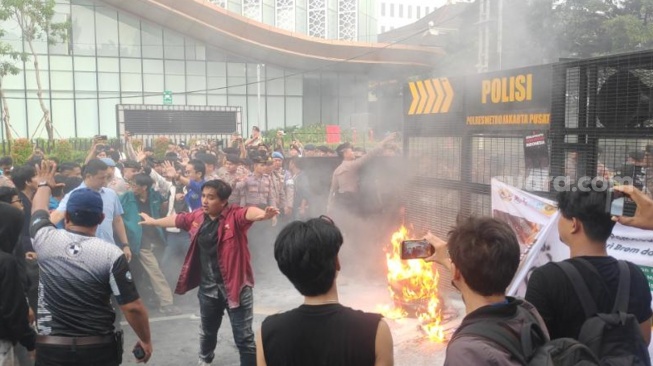 Tak Puas Sampaikan Aspirasi di Patung Kuda, Massa Mahasiswa Sempat Bakar Ban Coba Terobos Barikade
