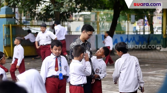Respons Janji Prabowo, DPR Minta Hapus Klasterisasi Guru dan Jadikan Semua PNS!