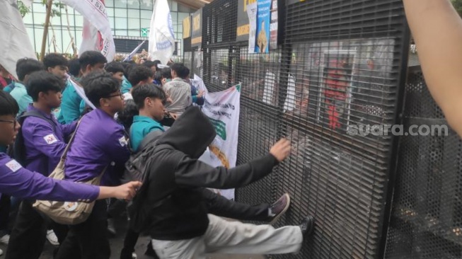 Massa mahasiswa yang melakukan aksi unjuk rasa di momentum Hari Pendidikan Nasional (Hardiknas) merasa tak puas berunjuk rasa dibatasi hanya di area Patung Kuda, Jakarta Pusat, Sabtu (2/5/2026). (Suara.com/Bagaskara)